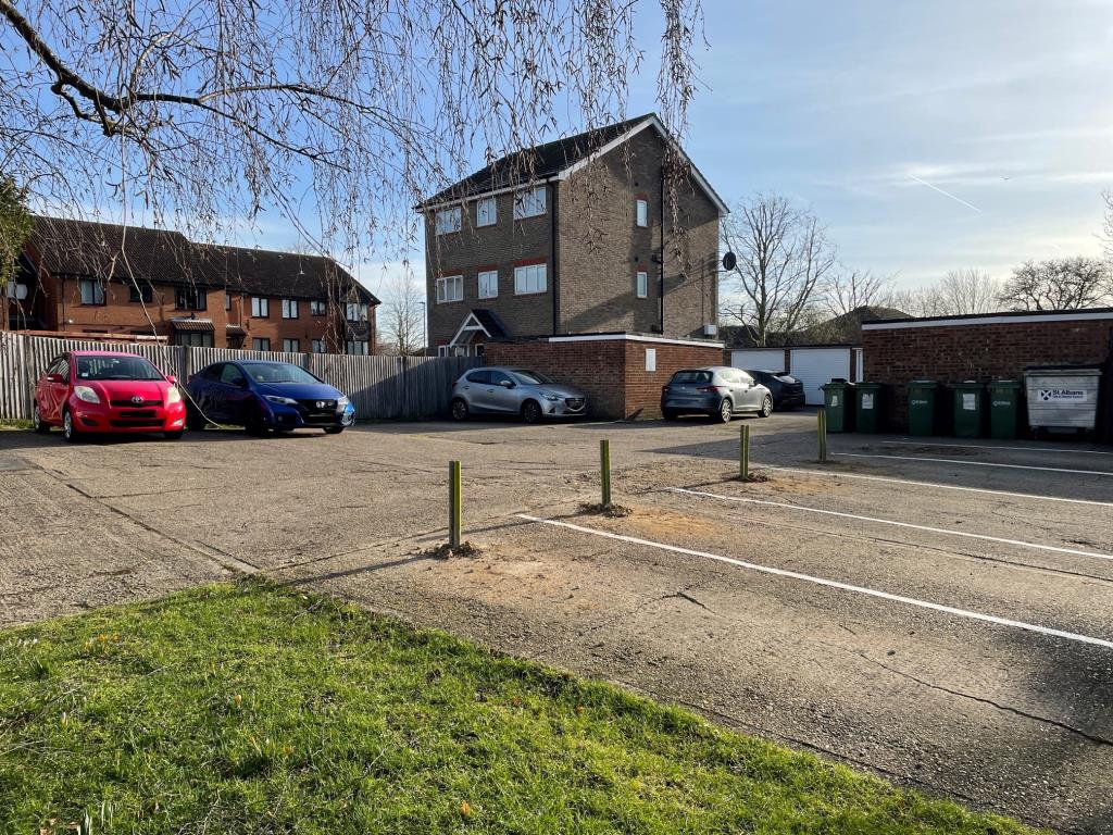 Lot: 104 - TWO PARCELS OF LAND WITH PLANNING FOR GARAGES AND BOLLARD PARKING SPACES - Parking and Planning for 4 garages in London Colney going to auction